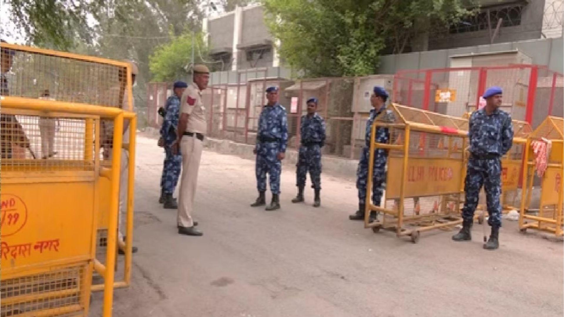 <p><span style="color: rgb(224, 62, 45);" data-mce-style="color: rgb(224, 62, 45);">દિલ્હીના ઉત્તમ નગરમાં ઈદ અને રામ નવમી પહેલાં હાઈ સિક્યોરિટી,</span> તરુણની હત્યા બાદ તણાવ યથાવત્</p>