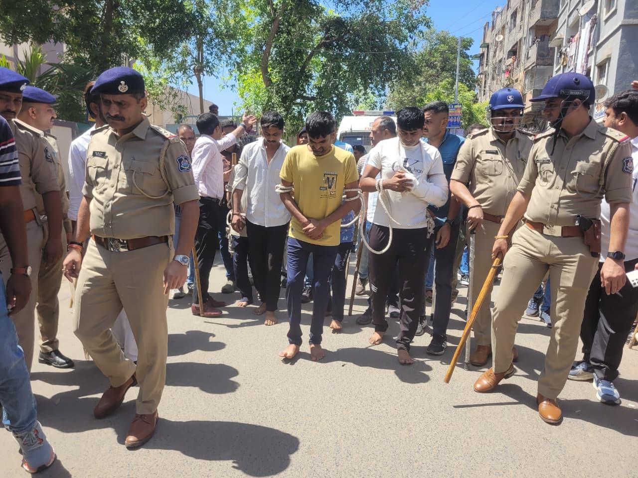 <p>અમદાવાદ : <span style="color: rgb(224, 62, 45);" data-mce-style="color: rgb(224, 62, 45);"><strong>સરખેજમાં 'વોટ્સએપ સ્ટેટસ'ના વિવાદમાં યુવકની કરી હતી હત્યા,</strong></span> પોલીસે આરોપીઓનું જાહેરમાં સરઘસ કાઢી કરાવ્યું રી-કન્સ્ટ્રક્શન... </p>