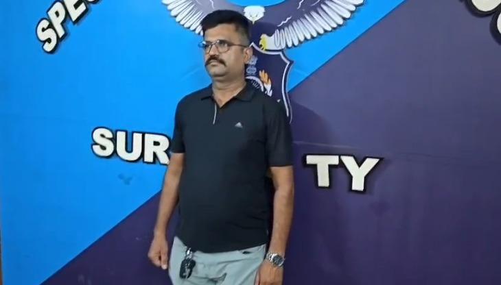 <p><span style="color: rgb(224, 62, 45);" data-mce-style="color: rgb(224, 62, 45);"><strong>સલાબતપુરા NDPS કેસ : </strong></span>લાંબા સમયથી ભાગતા ફરતા આરોપીની ધરપકડ કરતી સુરત SOG... </p>