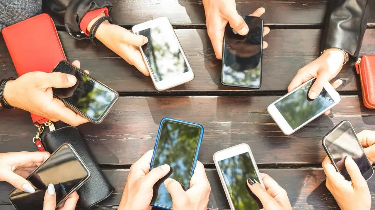 <p><strong><span style="color: rgb(224, 62, 45);" data-mce-style="color: rgb(224, 62, 45);">ડિજિટલ ઇન્ડિયાની મોટી છલાંગ:</span> બ્રોડબેન્ડ યુઝર્સની સંખ્યા 250 મિલિયનથી વધીને હવે 1.03 અબજે પહોચી</strong></p>