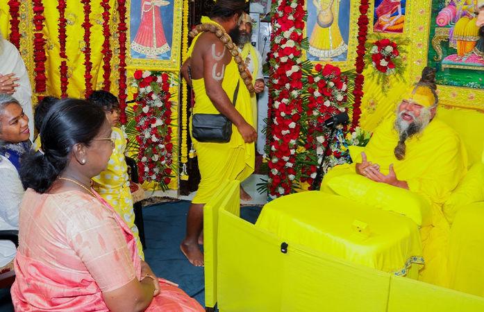 <p><span style="color: rgb(224, 62, 45);" data-mce-style="color: rgb(224, 62, 45);"><strong>રાષ્ટ્રપતિ દ્રોપદી મુર્મૂ પહોંચ્યા કાન્હાની નગરી....</strong></span> પ્રેમાનંદ મહારાજના ચરણોમાં શીશ ઝુકાવ્યું, વૃંદાવનમાં ગુંજ્યું 'રાધે-રાધે</p>