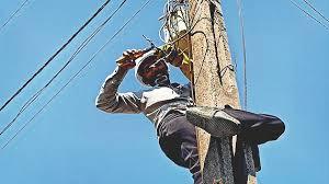 <p><strong>રાજકોટમાં વાવાઝોડાના કહેર વચ્ચે PGVCLની ટીમો ખડેપગે : <span style="color: rgb(224, 62, 45);" data-mce-style="color: rgb(224, 62, 45);">રાતભર યુદ્ધના ધોરણે કર્યું સમારકામ</span></strong></p>