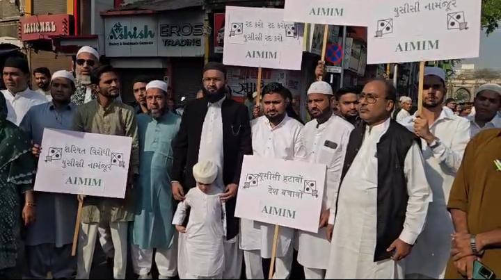 <p>અમદાવાદમાં ઈદના તહેવારે વિરોધ પ્રદર્શન.... <span style="color: rgb(224, 62, 45);" data-mce-style="color: rgb(224, 62, 45);"><strong>ઉત્તરાખંડમાં ભલે પસાર થયું, ગુજરાતમાં UCC ચલાવી લેવામાં નહીં આવે -</strong></span> પ્રદર્શનકારીઓની ચીમકી</p>