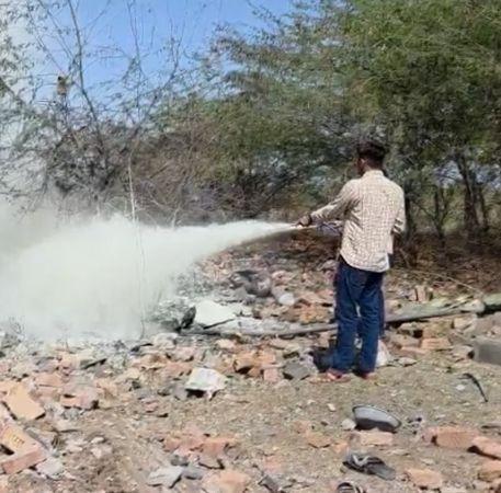 <p><span style="color: rgb(224, 62, 45);" data-mce-style="color: rgb(224, 62, 45);"><strong>બોટાદના બેલા-ટીંબલા વચ્ચે ફટાકડાના યુનિટમાં બ્લાસ્ટ...</strong></span>શ્રમિકનું કમકમાટીભર્યું મોત, માલિક સહિત બે લોકો દાઝ્યા</p>