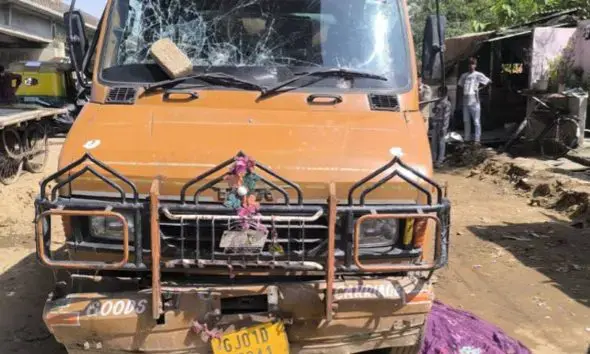 <p><strong>અમદાવાદના વાડજ બ્રિજ નીચે કાળમુખા ટેન્કરે બે બાળકીઓને કચડી,<span style="color: rgb(224, 62, 45);" data-mce-style="color: rgb(224, 62, 45);"> 7 વર્ષની માસૂમનું ઘટનાસ્થળે મોત</span></strong></p>