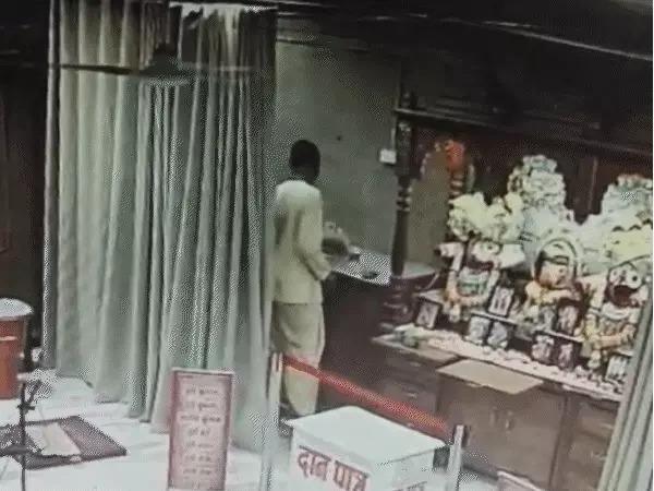 <p><span style="color: rgb(224, 62, 45);" data-mce-style="color: rgb(224, 62, 45);"><strong>‘અમારા જગન્નાથ અમને છોડી ગયા’, </strong></span>અસામાજિક તત્વોના ત્રાસથી પૂજારી મૂર્તિઓ લઈને વૃંદાવન રવાના! <span style="color: rgb(224, 62, 45);" data-mce-style="color: rgb(224, 62, 45);"><strong>CCTVમાં કેદ થઈ પૂજારીની વેદના... </strong></span></p>