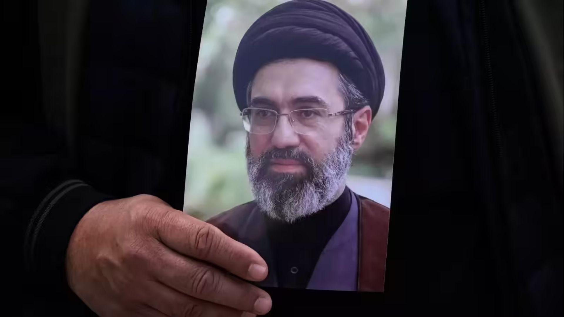 <p><span style="color: rgb(224, 62, 45);" data-mce-style="color: rgb(224, 62, 45);">ઈરાનના નવા સુપ્રીમ લીડર મોજતબા ખામેનેઈ ક્યાં છે?</span> બે અઠવાડિયા પછી પણ જાહેરમાં દેખાયા નથી, જાણો સત્તાનું નિયંત્રણ કોના હાથમાં</p>