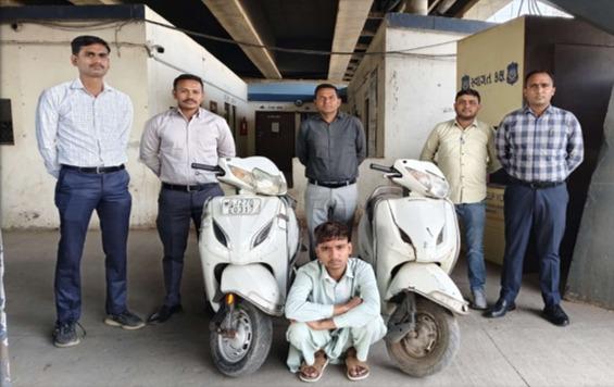 <p>અમદાવાદ : <span style="color: rgb(224, 62, 45);" data-mce-style="color: rgb(224, 62, 45);"><strong>LCB ઝોન-1એ બે ચોરેલા એક્ટિવા સાથે એક શખ્સને ઝડપી પાડ્યો</strong></span>, બે સાગરીતો ફરાર...</p>