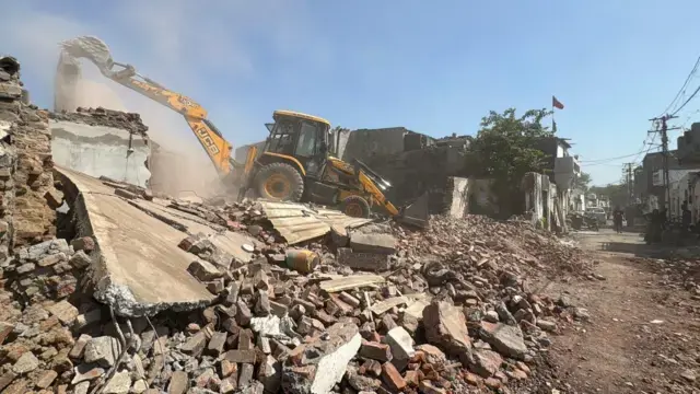 <p><span style="color: rgb(224, 62, 45);" data-mce-style="color: rgb(224, 62, 45);"><strong>રાજકોટ જંગલેશ્વરમાં તંત્રની ‘કાચબા ગતિ’....</strong></span>હજારો મકાનો તોડ્યા પણ રસ્તો બનાવવામાં વેઠ ઉતારાઈ</p>