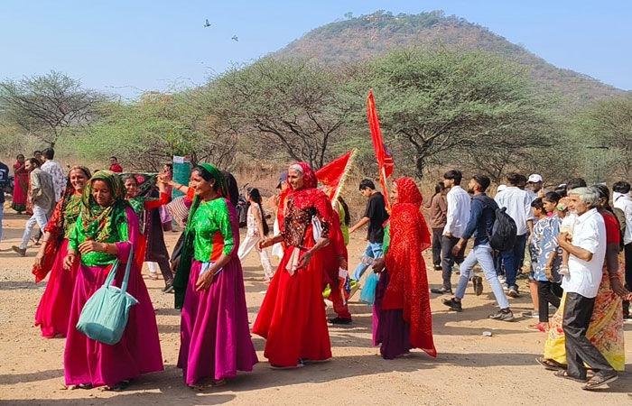 <p>ચોટીલા ડુંગરની છઠ્ઠી પરિક્રમામાં દોઢ લાખથી વધુ શ્રદ્ધાળુઓ ઉમટ્યા, <span style="color: rgb(224, 62, 45);" data-mce-style="color: rgb(224, 62, 45);"><strong>'જય ચામુંડા'ના નાદથી ગુંજી ઉઠ્યું ઝાલાવાડ</strong></span></p>