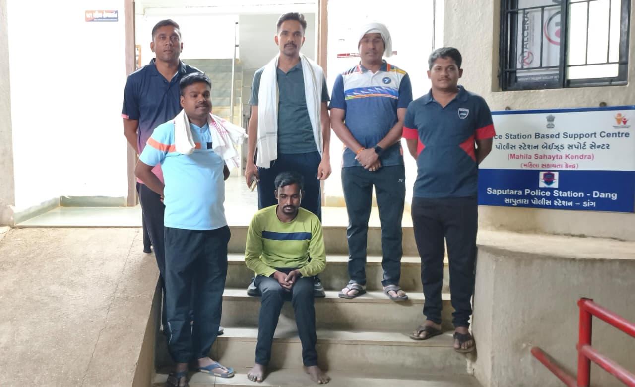 <p><span style="color: rgb(224, 62, 45);" data-mce-style="color: rgb(224, 62, 45);"><strong>પોલીસે ઓળખ છુપાવી, આરોપી ઝડપ્યો : </strong></span>મહારાષ્ટ્રના બજારમાં ડાંગ પોલીસની ટીમે વેશપલટો કરી બે વર્ષથી ફરાર રીઢા આરોપીને ઝડ્પ્યો... </p>