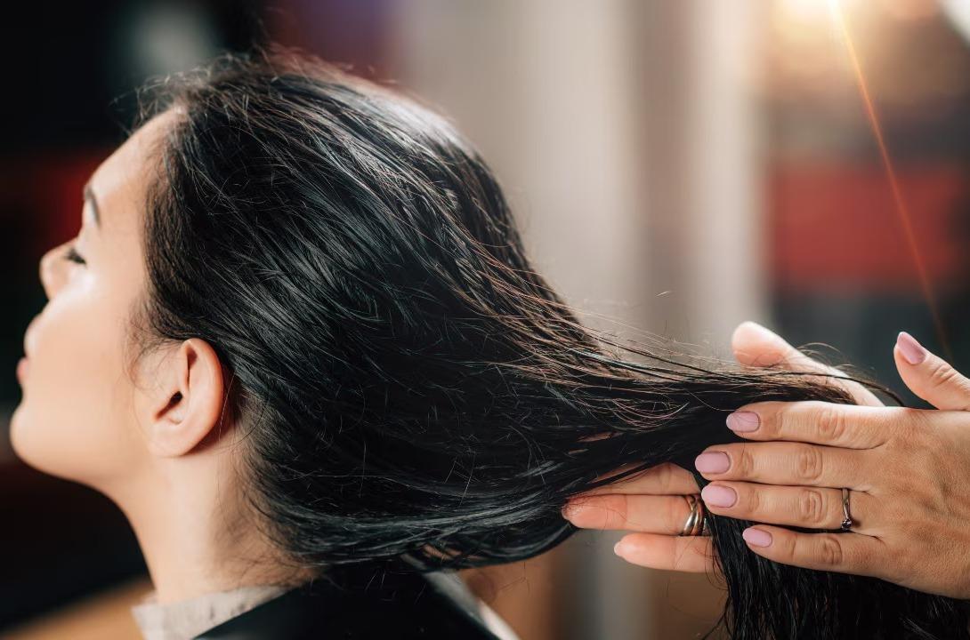 <p><span style="color: rgb(224, 62, 45);" data-mce-style="color: rgb(224, 62, 45);"><strong>રેશમી અને ચમકદાર વાળ જોઈએ છે?</strong></span> તો લગાવો આ મેજિકલ નેચરલ જેલ</p>