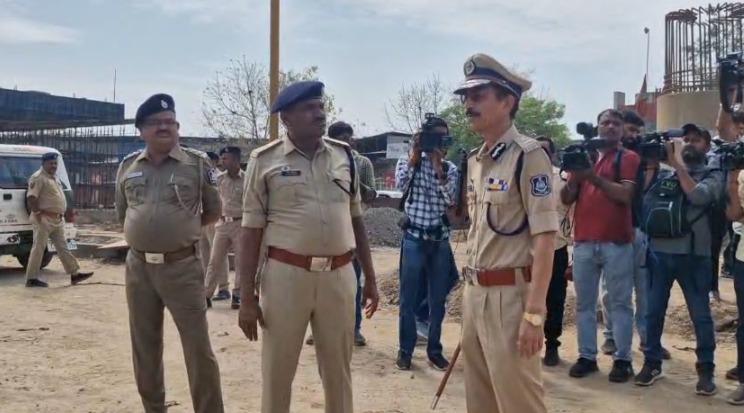 <p data-path-to-node="1"><span style="color: rgb(224, 62, 45);" data-mce-style="color: rgb(224, 62, 45);"><strong>અમદાવાદના ટ્રાફિકના ભારણને હળવું કરવા પોલીસ કમિશનર મેદાનમાં : </strong></span>પીરાણા ચાર રસ્તા ખાતે જી.એસ. મલિકે તપાસ કરી ટ્રાફિક વ્યવસ્થાની સમીક્ષા કરી... </p><p data-path-to-node="2"><br></p>