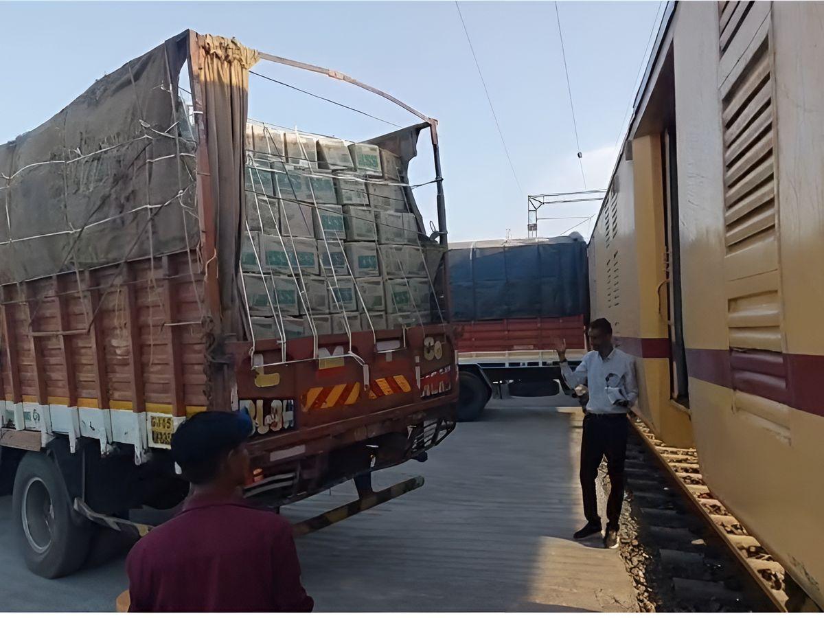 <p><span style="color: rgb(224, 62, 45);" data-mce-style="color: rgb(224, 62, 45);"><strong>નવસારીના મીઠા ચીકુ હવે દેશભરમાં!</strong></span> અંચેલીથી દિલ્હી ચીકુ સ્પેશિયલ ટ્રેન થઈ રવાના</p>