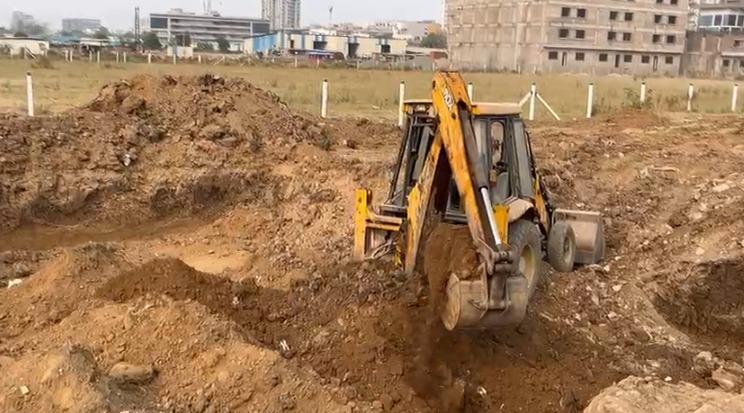 <p><span style="color: rgb(224, 62, 45);" data-mce-style="color: rgb(224, 62, 45);"><strong>સુરતના પુણામાં ત્રણ વર્ષથી ગુમ તરુણનો કેસ : </strong></span>પોલીસે 45 ફૂટ ઊંડો કૂવો ખોદ્યો છતાં મૃત્તદેહ ન મળ્યો, ત્રણ મિત્ર સામે અપહરણનો ગુનો નોંધ્યો... </p>