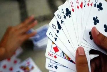 <p><span style="color: rgb(224, 62, 45);" data-mce-style="color: rgb(224, 62, 45);"><strong>જામનગરના ઈશ્વરીયામાં 'બાઈઓ'ની બાજી બગડી: </strong></span>ગંજીપાના ટીચતી મહિલા જુગારીઓ પોલીસ  સકંજામાં.</p>