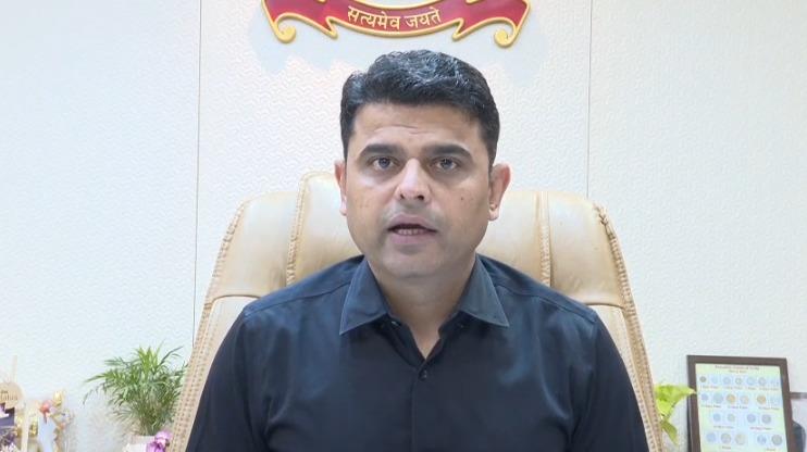 <p><span style="color: rgb(224, 62, 45);" data-mce-style="color: rgb(224, 62, 45);"><strong>"અફવાઓથી ગેરમાર્ગે ન દોરાશો":</strong></span> પેટ્રોલ-ડીઝલની અછત અંગે રાજકોટ કલેક્ટર ડો. ઓમ પ્રકાશે નાગરિકોને આપી ખાતરી...</p>