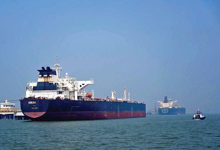 <p><strong>ખાડી યુદ્ધની આગમાં ગુજરાતનો વેપાર હોમાયો: <span style="color: rgb(224, 62, 45);" data-mce-style="color: rgb(224, 62, 45);">5,500થી વધુ કન્ટેનરો ઓમાન-UAE માં અટવાયા</span></strong></p>