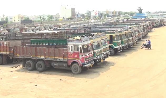 <p><span style="color: rgb(224, 62, 45);" data-mce-style="color: rgb(224, 62, 45);"><strong>મિડલ ઇસ્ટ યુદ્ધની અસર કંડલા-મુન્દ્રા પોર્ટ સુધી પહોંચી :</strong></span> ટ્રાન્સપોર્ટ એસોસિએશન દ્વારા ભાડામાં 20% નો વધારો, સ્થિતિ સુધર્યા બાદ જ રાહત મળશે... </p>