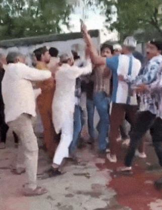 <p><strong><span style="color: rgb(224, 62, 45);" data-mce-style="color: rgb(224, 62, 45);">રમતનું મેદાન રણમેદાનમાં ફેરવાયુ :</span> ધોળકાના ઈંગોલીમાં સામાન્ય બોલાચાલી બાદ હવામાં ફાયરિંગ</strong></p>