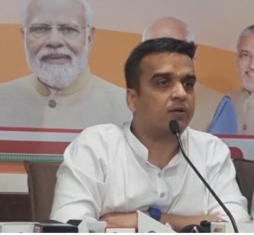 <p><span style="color: rgb(224, 62, 45);" data-mce-style="color: rgb(224, 62, 45);"><strong>અફવાઓથી દૂર રહો, વ્યવસ્થા મજબૂત છે : </strong></span>જાણો પેટ્રોલ-ડીઝલના સપ્લાય મુદ્દે નાયબ મુખ્યમંત્રીએ શું કહ્યું...</p>