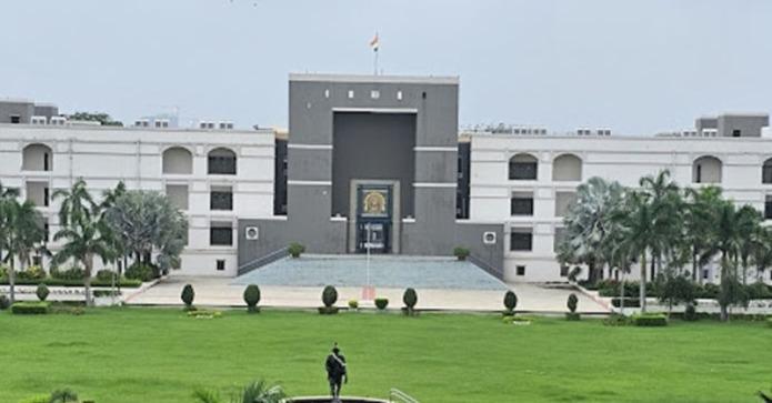 <p><span style="color: rgb(224, 62, 45);" data-mce-style="color: rgb(224, 62, 45);"><strong>અરવલ્લી પોલીસ કસ્ટડીમાંથી ભાગેલા યુવકના મોત મામલે હાઈકોર્ટનો સવાલ, </strong></span>મૃતક નશાની હાલતમાં 7 કિલોમીટર ચાલીને ગયો કેવી રીતે ગયો?</p>