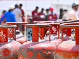 <p><strong><span style="color: rgb(224, 62, 45);" data-mce-style="color: rgb(224, 62, 45);">ભારતમાં LPG સંકટ:</span> 14.2 કિલોને બદલે હવે 10 કિલો ગેસ સીલીન્ડર આપવાની તૈયારી !!</strong></p>