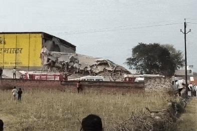 <p><strong><span style="color: rgb(224, 62, 45);" data-mce-style="color: rgb(224, 62, 45);">પ્રયાગરાજમાં કોલ્ડ સ્ટોરેજમાં દુર્ઘટના:</span> ગેસ પાઇપ ફાટતા દીવાલ ધસી પડી, 9 શ્રમિકોના મોત</strong></p>