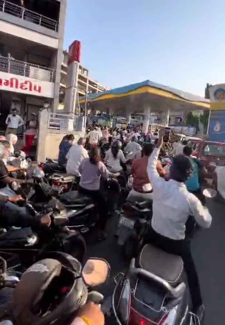 <p><strong><span style="color: rgb(224, 62, 45);" data-mce-style="color: rgb(224, 62, 45);">સુરતીઓમાં ફફડાટ:</span> ‘પેટ્રોલ પૂરું થઈ જશે’ તેવી અફવા ઉડતા જ શહેરના પેટ્રોલ પંપો પર માનવ મહેરામણ ઉમટ્યું</strong></p>