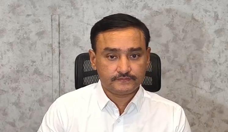 <p><strong><span style="color: rgb(224, 62, 45);" data-mce-style="color: rgb(224, 62, 45);">સુરતમાં પેટ્રોલની અછત નથી સર્જાઈ:</span> નાગરિકોને પેનિક ન થવા કલેક્ટરની અપીલ</strong></p>