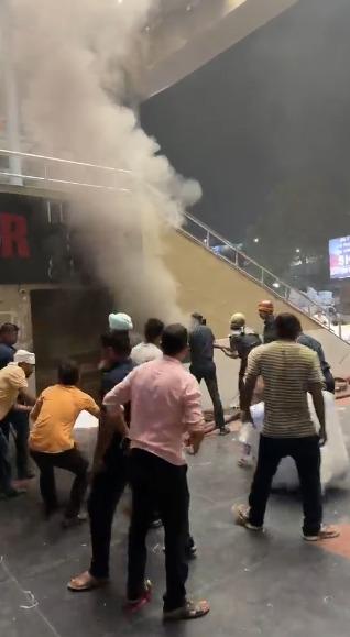 <p><span style="color: rgb(224, 62, 45);" data-mce-style="color: rgb(224, 62, 45);"><strong>સુરતની મિલેનિયમ-1 માર્કેટની એક દુકાનમાં આગ લાગતા અફરાતફરી,</strong></span> ફાયર ફાઈટરો ઘટનાસ્થળે... </p>