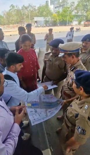 <p><span style="color: rgb(224, 62, 45);" data-mce-style="color: rgb(224, 62, 45);"><strong>અમદાવાદમાં ટ્રાફિકની જટિલ સમસ્યા ઉકેલવા પોલીસ કમિશનર મેદાનમાં :</strong></span> પેલેડિયમ મોલ પાસેના ‘કટ’ અંગે લેવાયો મોટો નિર્ણય...</p>