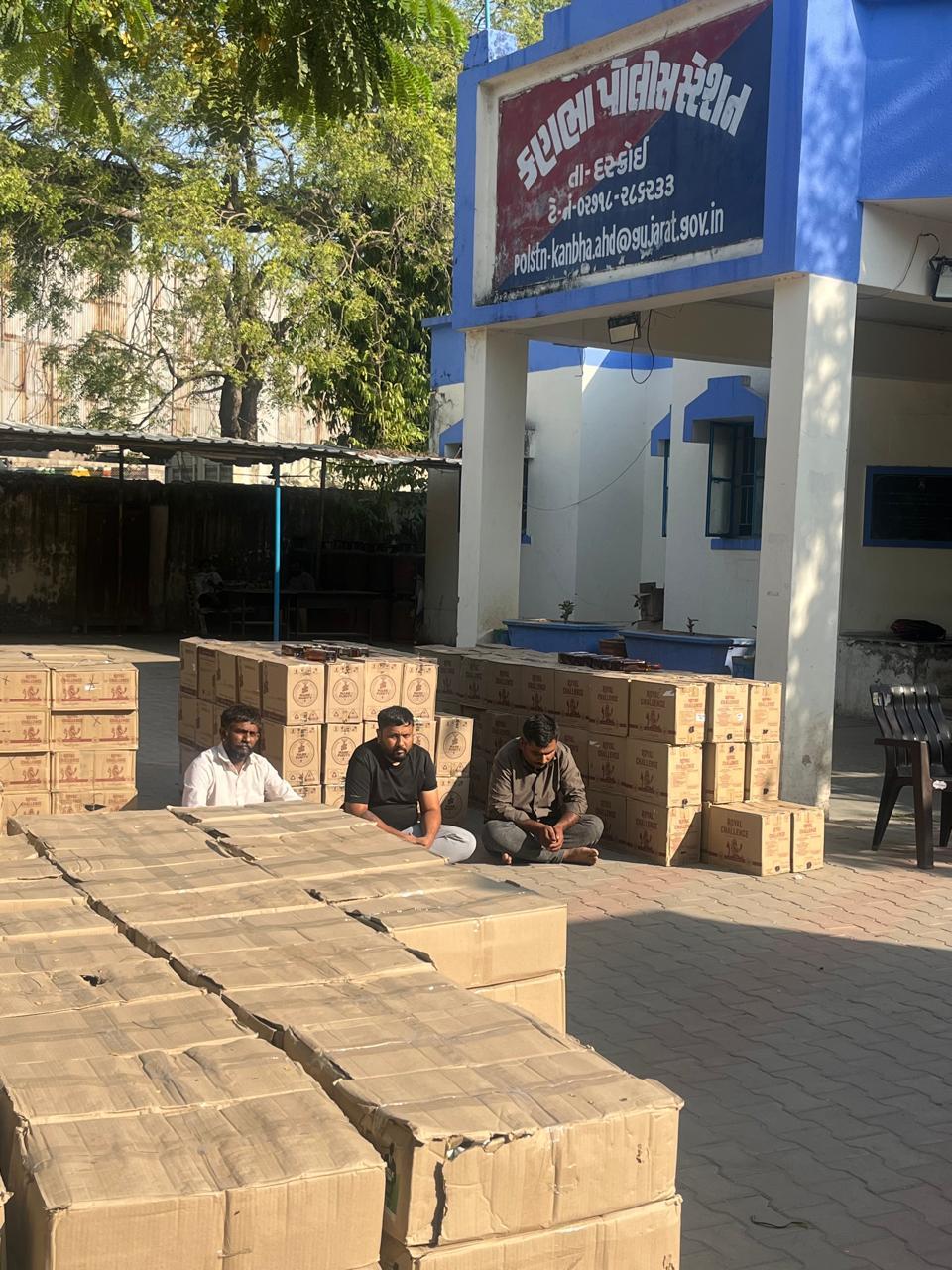 <p><span style="color: rgb(224, 62, 45);" data-mce-style="color: rgb(224, 62, 45);"><strong>અમદાવાદ ગ્રામ્યમાં SMCની મોટી કાર્યવાહી : </strong></span>દસક્રોઈના ચાવલજમાં રામાપીર મંદિર પાસે ચાલતા વિદેશી દારૂના કટિંગ પર ત્રાટકી પોલીસ, ₹1.35 કરોડનો મુદ્દામાલ જપ્ત... </p>