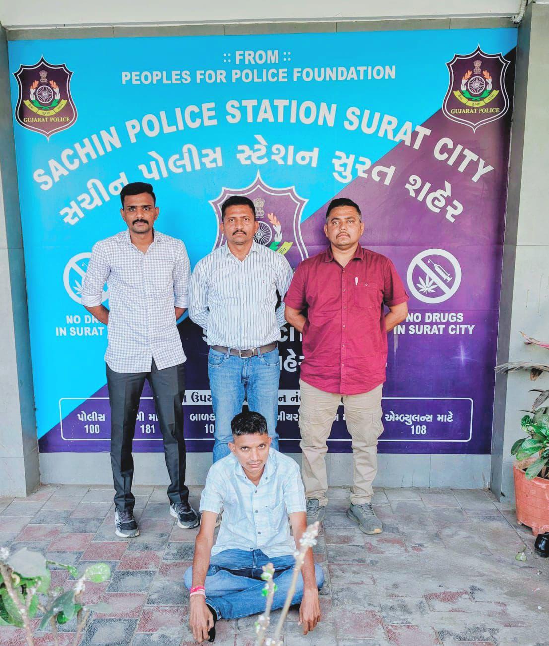 <p><span style="color: rgb(224, 62, 45);" data-mce-style="color: rgb(224, 62, 45);"><strong>સુરત : સરકારી નોકરીના નામે છેતરપિંડી આચરનાર રીઢા ગુનેગારને LCBએ ફિલ્મી ઢબે દબોચ્યો : </strong></span>મહારાષ્ટ્રની સરહદેથી આરોપી ઝડપાયો</p>