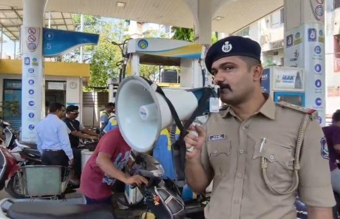 <p><span style="color: rgb(224, 62, 45);" data-mce-style="color: rgb(224, 62, 45);"><strong>પેટ્રોલ પંપો પર પોલીસ પહેરો</strong></span>: ભીડને નિયંત્રિત કરવા વડોદરા પોલીસ એક્શનમાં, <span style="color: rgb(224, 62, 45);" data-mce-style="color: rgb(224, 62, 45);"><strong>"અફવાઓથી ન ગભરાવા"</strong></span> કરાયું એલાન</p>