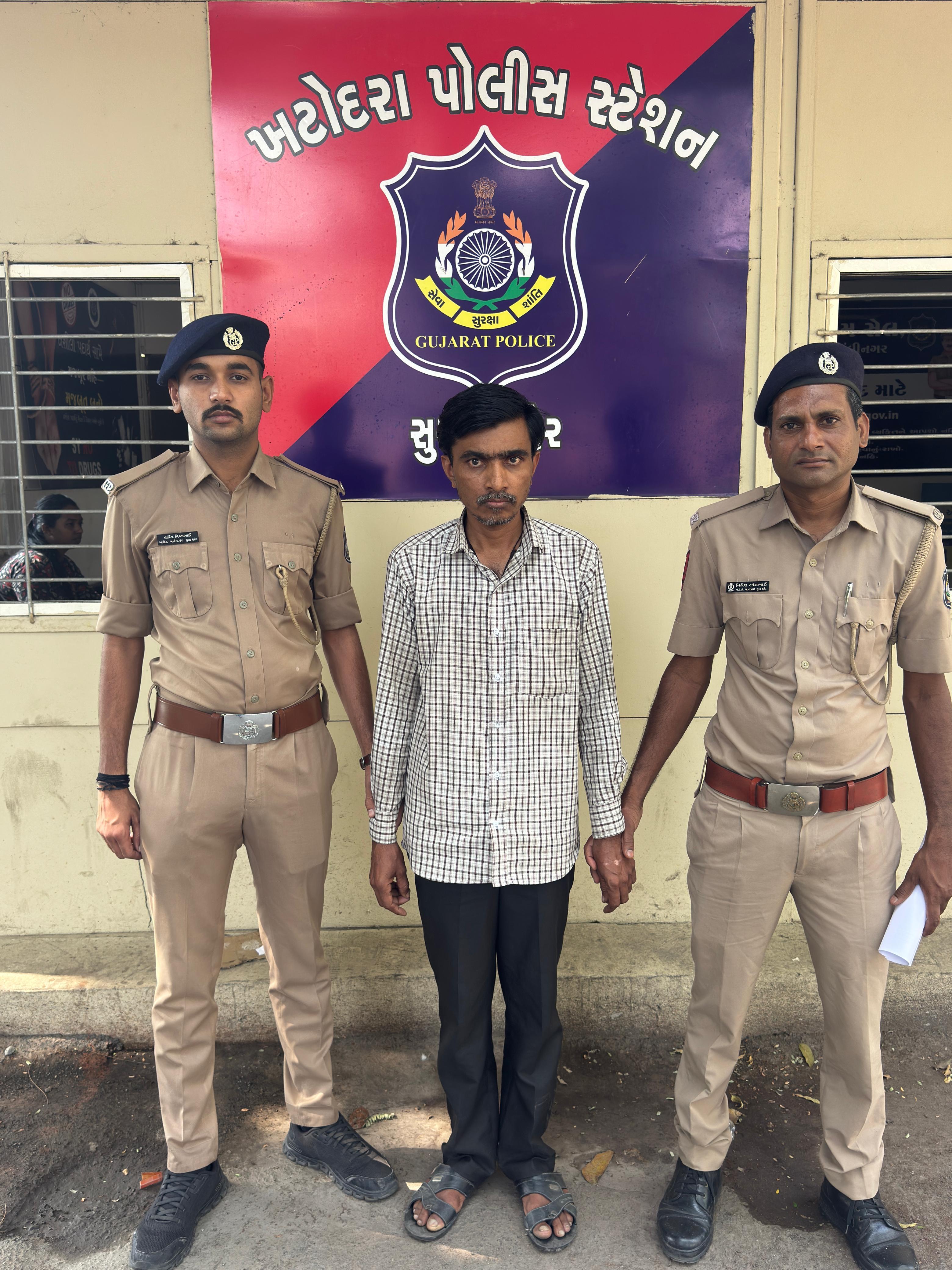 <p><span style="color: rgb(224, 62, 45);" data-mce-style="color: rgb(224, 62, 45);"><strong>શું પિતાનું નામ આપવાને પણ લાયક છે આ વ્યક્તિ? </strong></span>સુરતમાં 16 વર્ષની દીકરી પર 4 વર્ષ સુધી આચર્યું દુષ્કર્મ....</p>