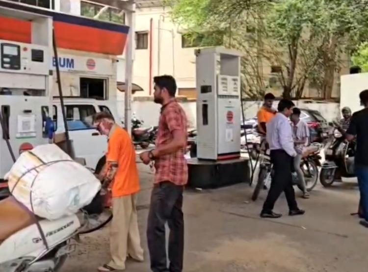 <p><span style="color: rgb(224, 62, 45);" data-mce-style="color: rgb(224, 62, 45);"><strong>કચ્છમાં પેટ્રોલ-ડીઝલની અછતની ચિંતા છોડો :</strong></span> કલેક્ટરની અધ્યક્ષતામાં યોજાઇ સમીક્ષા બેઠક, કચ્છના 344 પંપો પર કરોડો લિટર ઇંધણની છે કેપેસિટી... </p>