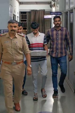 <p><span style="color: rgb(224, 62, 45);" data-mce-style="color: rgb(224, 62, 45);"><strong>રાજકોટ પોલીસની ‘ડ્રગ્સ ફ્રી સિટી’ ઝુંબેશ :</strong></span> 1.5 કિલો ગાંજા સાથે મુસ્તકીમ બુખારી પોલીસના સકંજામાં... </p>