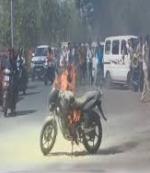 <p><strong>વડોદરામાં પેટ્રોલ પંપ પાસે ચાલુ <span style="color: rgb(224, 62, 45);" data-mce-style="color: rgb(224, 62, 45);">બાઈકમાં આગ ભડકી</span></strong></p>