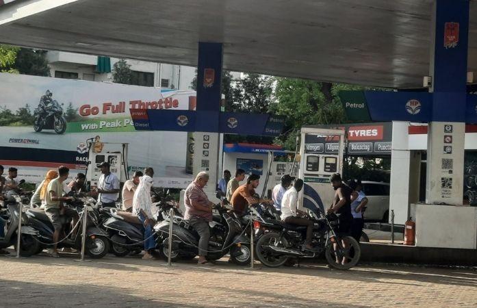 <p>પેટ્રોલ પંપ પર મચી પડાપડી:<span style="color: rgb(224, 62, 45);" data-mce-style="color: rgb(224, 62, 45);"> <strong>ગુજરાત સરકારની ‘નો કેન, નો બોટલ’ પોલિસી, </strong></span>અફવાખોરો સામે કડક કાર્યવાહીના આદેશ</p>