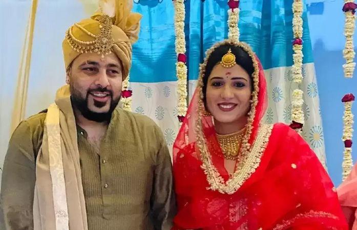 <p>વેડિંગ બેલ્સ! <span style="color: rgb(224, 62, 45);" data-mce-style="color: rgb(224, 62, 45);"><strong>શું બાદશાહે પંજાબી અભિનેત્રી સાથે ચૂપચાપ લગ્ન કરી લીધા? </strong></span>વાયરલ ફોટો પાછળનું સત્ય</p>