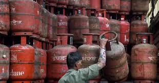 <p><strong>LPG સિલિન્ડરના વજનમાં ઘટાડાની વાત માત્ર અફવા: <span style="color: rgb(224, 62, 45);" data-mce-style="color: rgb(224, 62, 45);">પેટ્રોલિયમ મંત્રાલયે કરી મહત્વની સ્પષ્ટતા</span></strong></p>