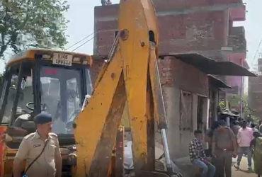 <p><strong><span style="color: rgb(224, 62, 45);" data-mce-style="color: rgb(224, 62, 45);">ગોંડલમાં તંત્રનું બુલડોઝર:</span> અસામાજિક તત્વોના અડ્ડાનો સફાયો</strong></p>