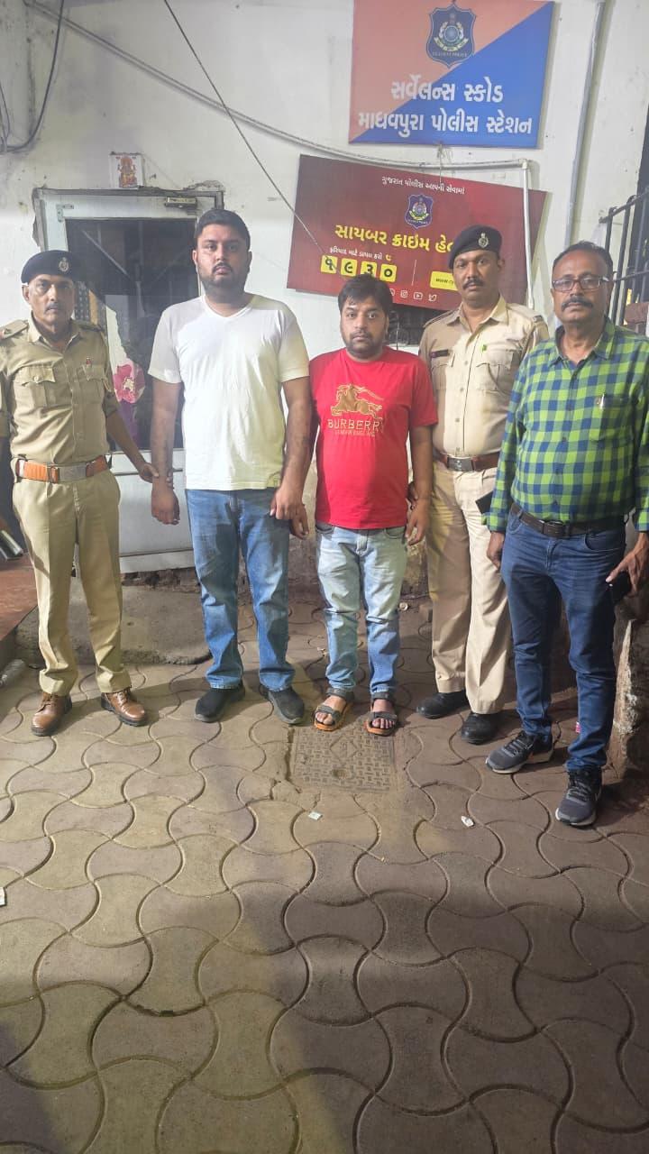 <p><span style="color: rgb(0, 0, 0);" data-mce-style="color: rgb(0, 0, 0);">અમદાવાદમાં નબીરાઓનો નશો ઉતારતી પોલીસ: </span><span style="color: rgb(224, 62, 45);" data-mce-style="color: rgb(224, 62, 45);"><strong>માધવપુરામાં દારૂની બોટલ સાથે પૂર્વ ધારાસભ્યનો પુત્ર ઝડપાયો,</strong></span> કાર જપ્ત</p>