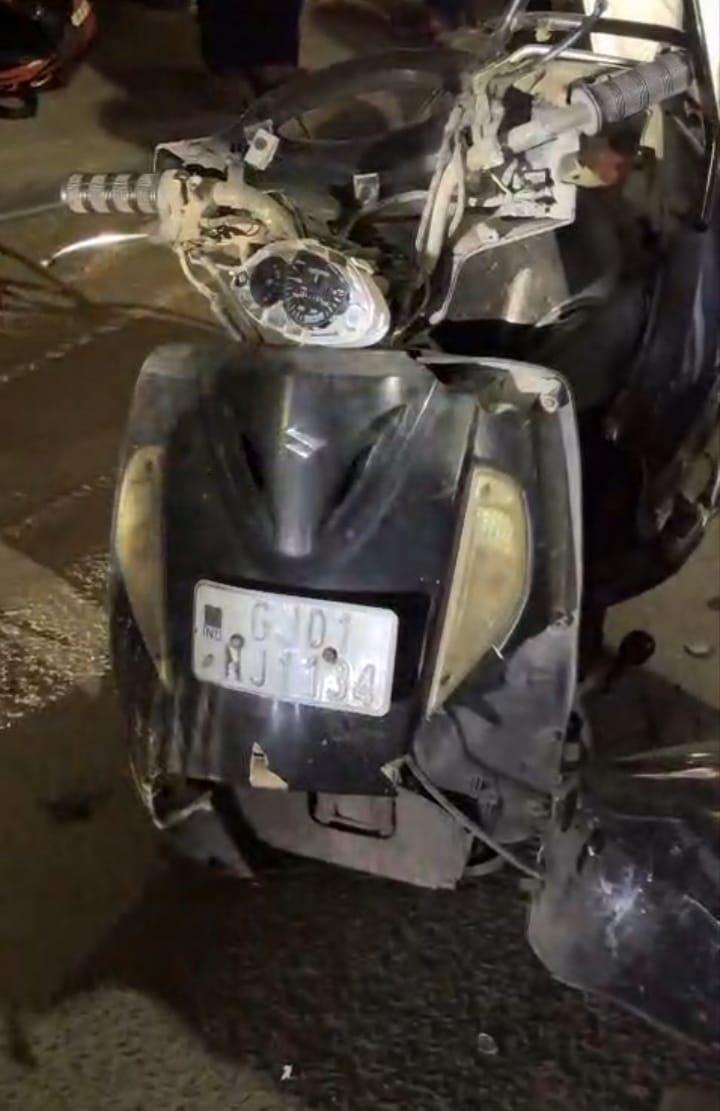 <p><span style="color: rgb(224, 62, 45);" data-mce-style="color: rgb(224, 62, 45);"><strong>અમદાવાદના નવરંગપુરા સ્ટેડિયમ રોડ પર બેફામ દોડતા બુલેટે એક્ટિવાને ઉડાવ્યું,</strong></span> યુવક લોહીલુહાણ</p>