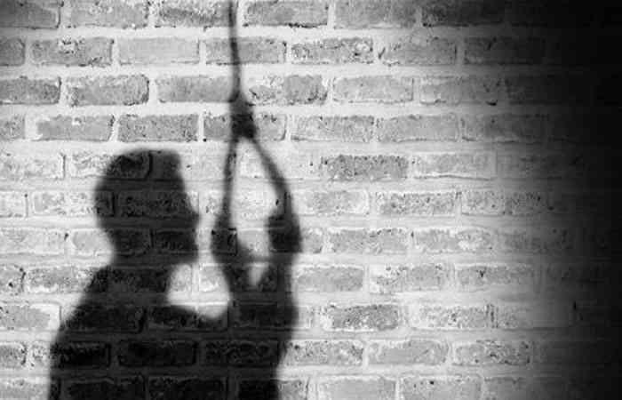 <p><span style="color: rgb(224, 62, 45);" data-mce-style="color: rgb(224, 62, 45);"><strong>"મારી પત્નીને કડક સજા અપાવજો" : </strong></span>રાણીપમાં પત્નીના આડા સંબંધોથી કંટાળી 42 વર્ષીય યુવકે મોતને વહાલું કર્યું, જાણો સ્યુસાઇડ નોટમાં શું લખ્યું?</p>