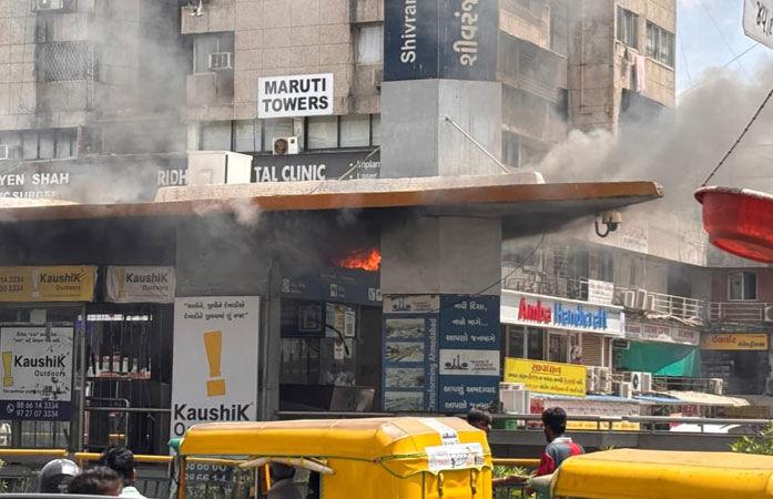 <p><span style="color: rgb(224, 62, 45);" data-mce-style="color: rgb(224, 62, 45);"><strong>અમદાવાદનું શિવરંજની BRTS બસ સ્ટેન્ડ આગમાં લપેટાયું</strong></span>, મુસાફરોમાં મચી દોડધામ, ફાયર બ્રિગેડની ટીમો ઘટનાસ્થળે</p>