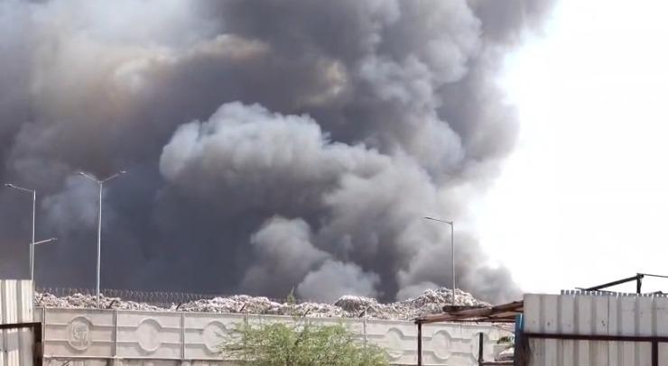 <p><span style="color: rgb(224, 62, 45);" data-mce-style="color: rgb(224, 62, 45);"><strong>સુરતના ખજોદ ડમ્પિંગ સાઇટ પર સતત બીજા દિવસે લાગી આગ,</strong></span> આકાશમાં ધુમાડાના ગોટેગોટા, શહેરના પર્યાવરણ સામે મોટું જોખમ... </p>