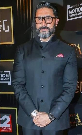 <p>અભિષેક બચ્ચનનો સ્વેગ! <span style="color: rgb(224, 62, 45);" data-mce-style="color: rgb(224, 62, 45);"><strong>ડબલ વોચ લુકમાં એક્ટરને જોઈ ફેન્સને યાદ આવ્યો જૂનો બોલિવૂડ ટ્રેન્ડ</strong></span></p>