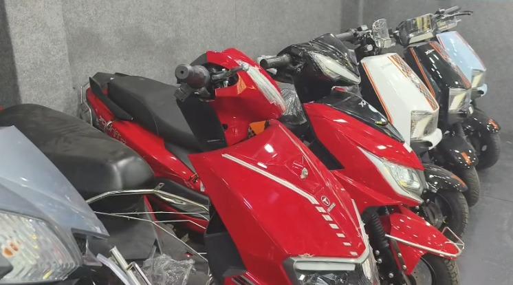 <p>સુરત : <span style="color: rgb(224, 62, 45);" data-mce-style="color: rgb(224, 62, 45);"><strong>પેટ્રોલ-ડીઝલની અછતની અફવાએ ઇલેક્ટ્રિક બાઇક બજારમાં લાવી તેજી : </strong></span>ઇન્કવાયરીમાં સીધો બમણો ઉછાળો... </p>